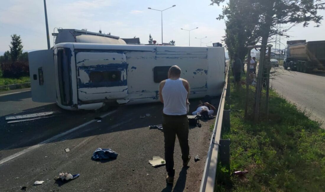 Erzurum’da kontrolden çıkarak devrilen servis aracındaki 6 kişi yaralandı. Kaza,