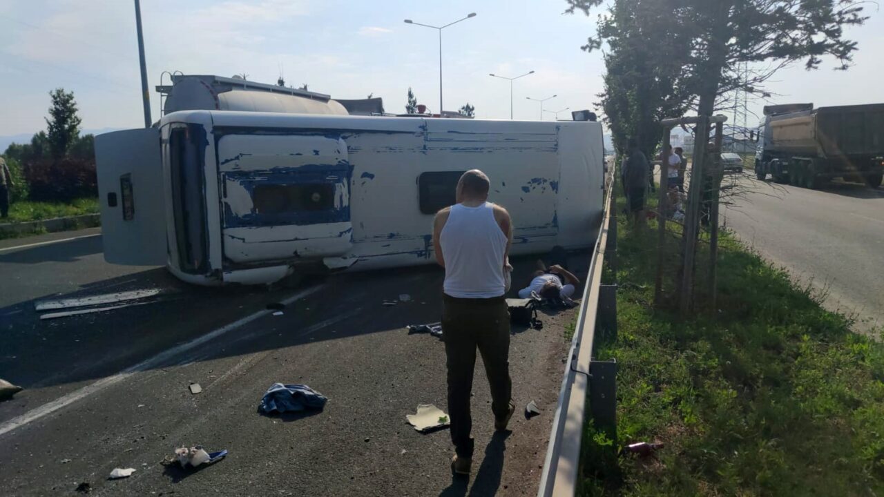 Erzurum’da kontrolden çıkarak devrilen servis aracındaki 6 kişi yaralandı. Kaza,