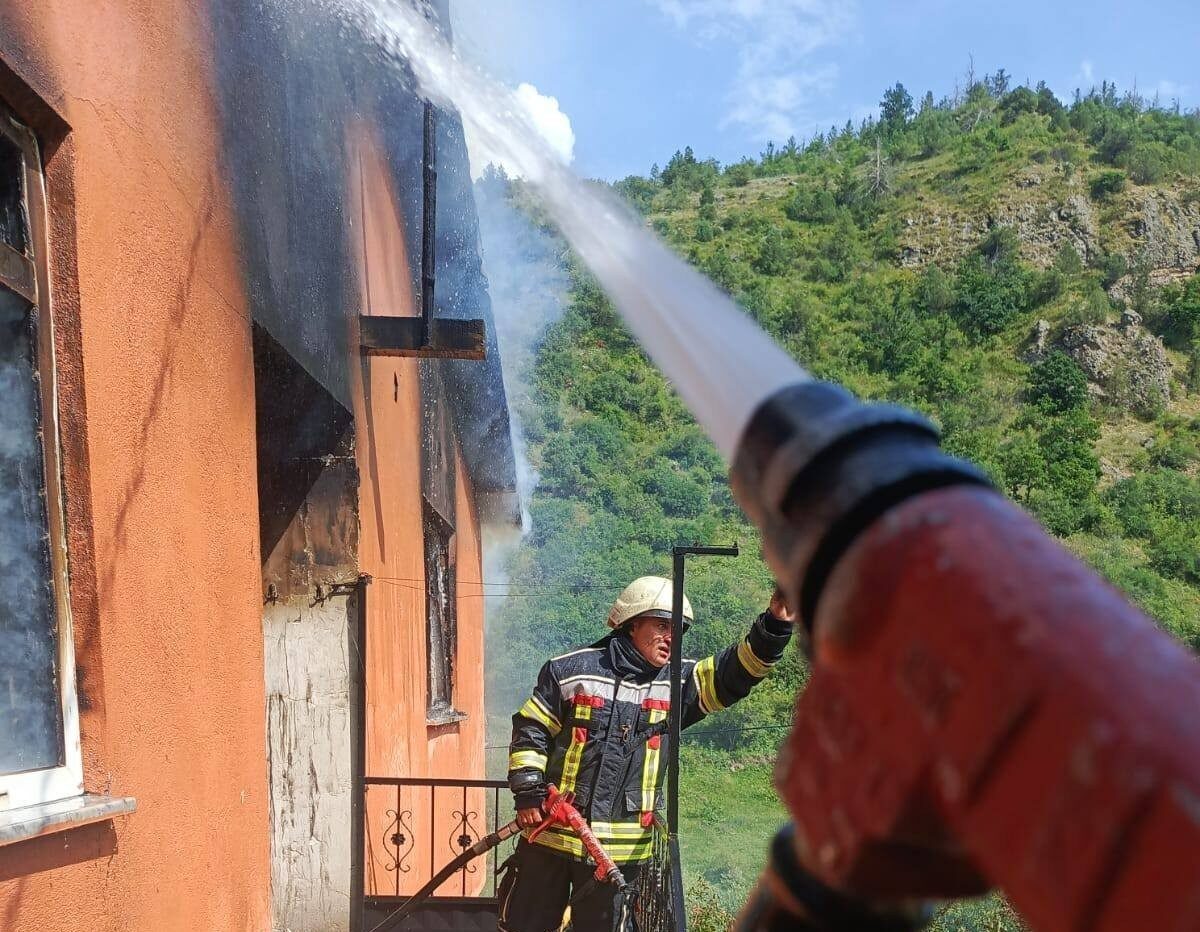 Erzurum’da meydana gelen ev yangını, itfaiye ekiplerinin uzun uğraşı sonucu