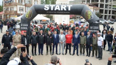 Üniversiteli gençlerin doğayla iç içe, ekip ruhu içerisinde fiziksel ve