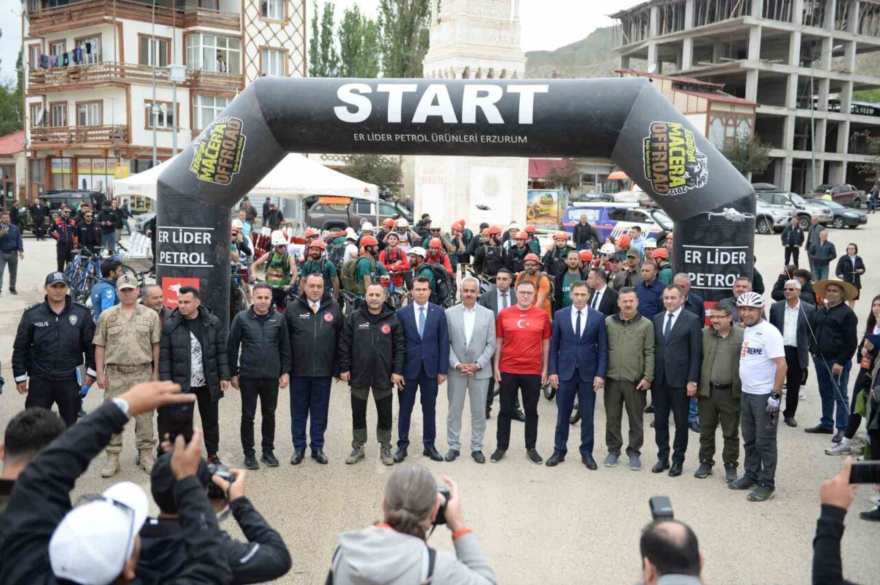 Üniversiteli gençlerin doğayla iç içe, ekip ruhu içerisinde fiziksel ve