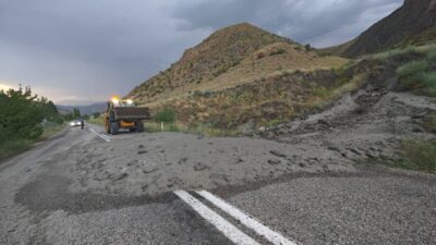 Erzurum-Narman yolu etkili ola yağış sonrası oluşan sel nedeniyle yol