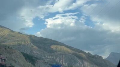 Erzurum’da mıcıra kapılan spor araç, sürücünün büyük bir soğukkanlılıkla kontrolü