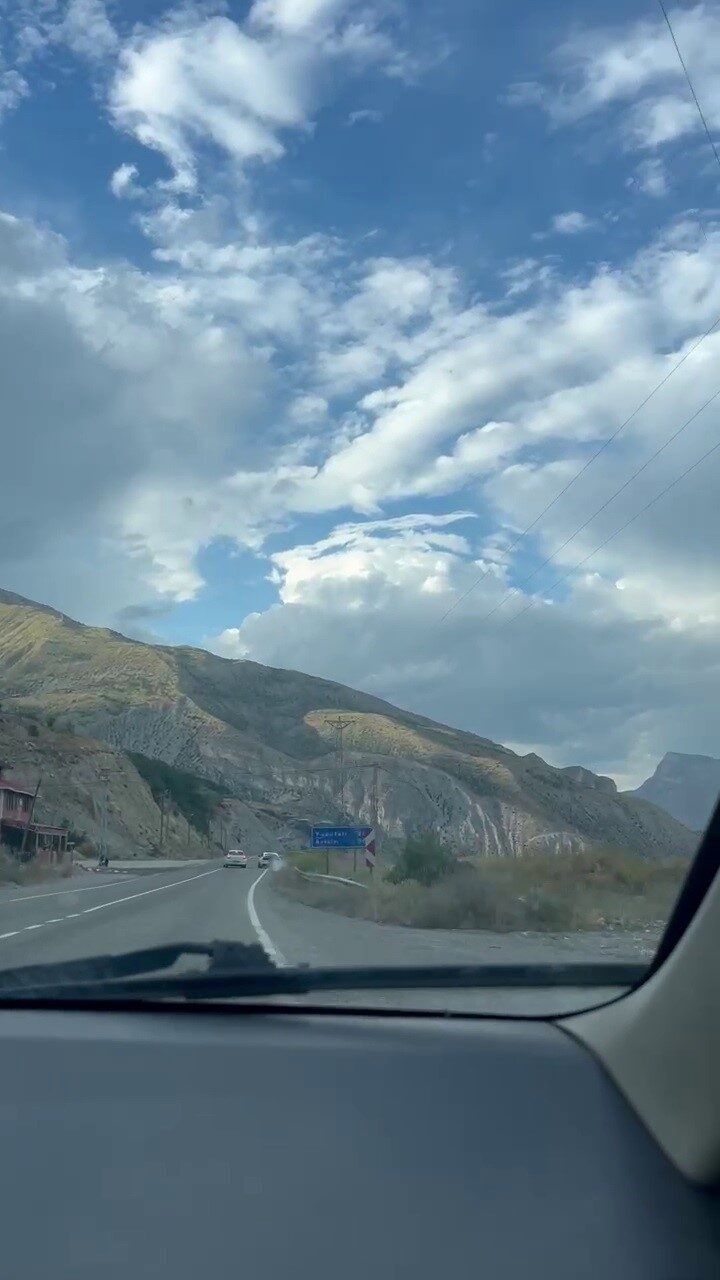 Erzurum’da mıcıra kapılan spor araç, sürücünün büyük bir soğukkanlılıkla kontrolü