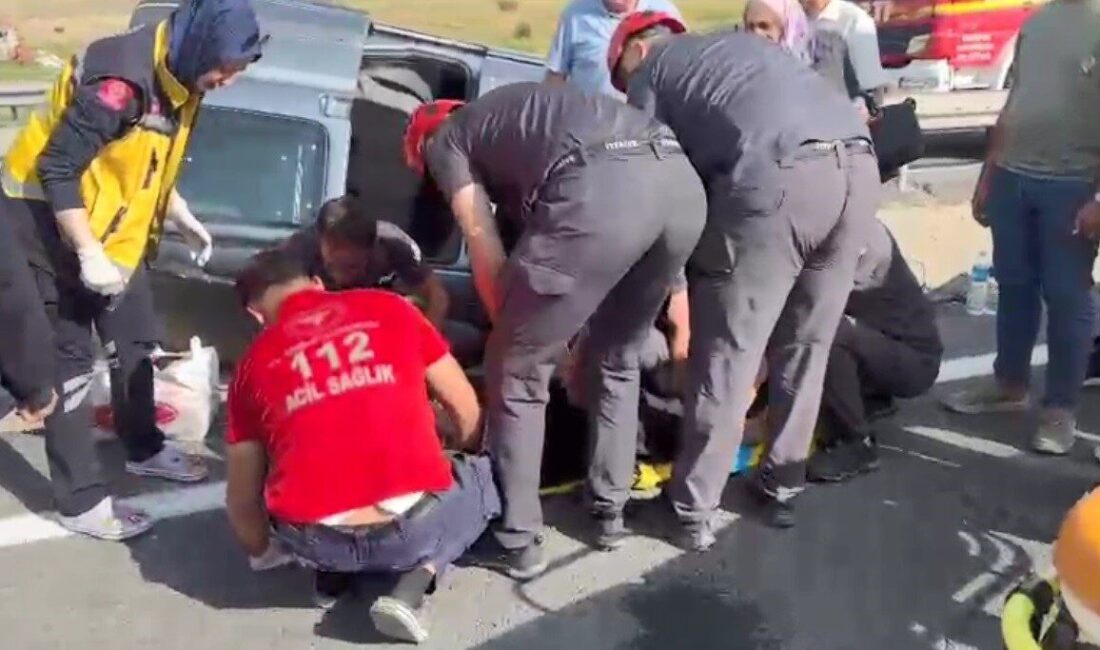 Erzurum’da sürücüsünün direksiyon hakimiyetini kaybettiği hafif ticari araç, yoldan çıkarak