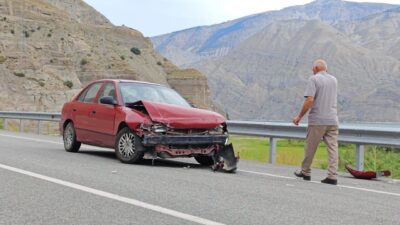Erzurum’un Uzundere ilçesinde bulunan Pirinkayalar Tüneli girişinde sabah saatlerinde trafik