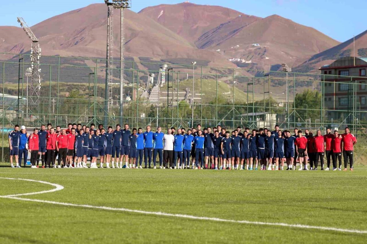 Erzurumspor FK, yeni sezon hazırlıklarına kendi tesislerinde başladı. Lig hazırlıklarını