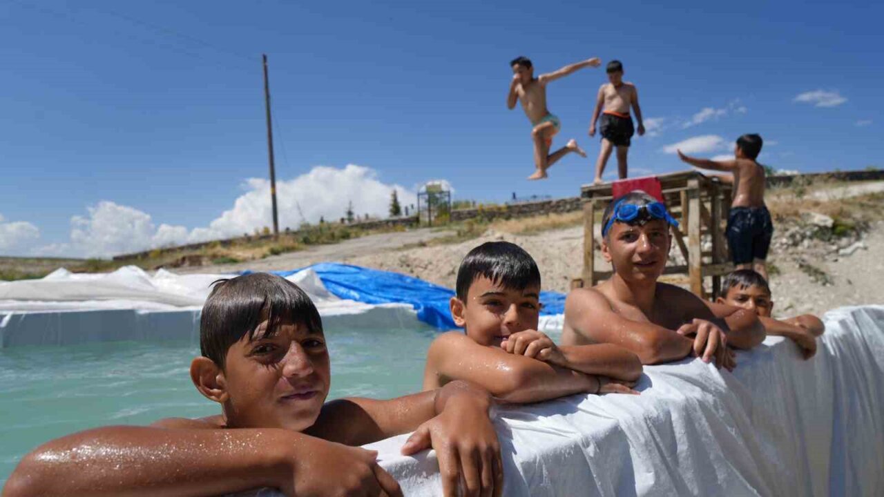 Erzurum’un bir köyünde çocuklar havuz keyfi yaşasın diye kolları sıvayan