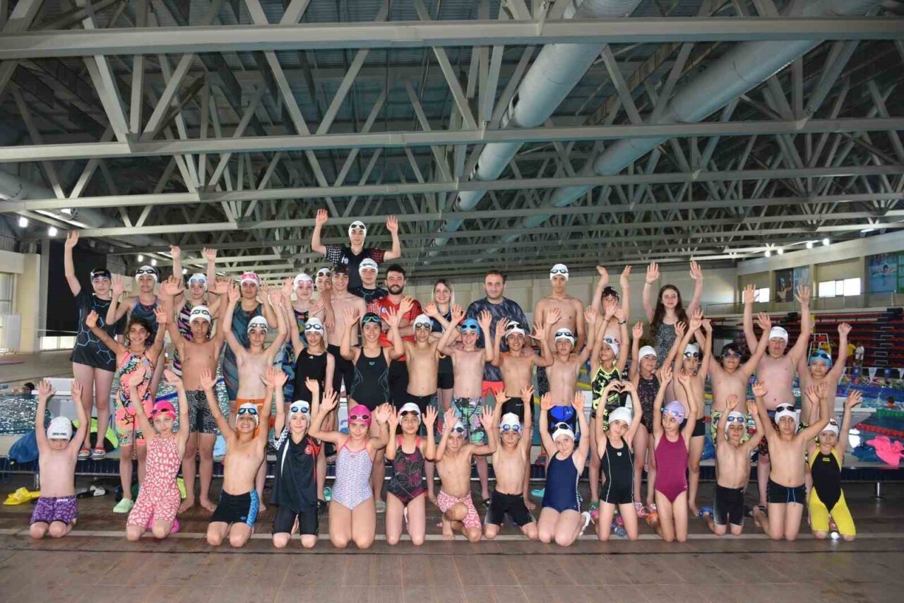 Erzurum Gençlik Spor Kulübü Yüzme Takımı, devlere kafa tutuyor. Denizi