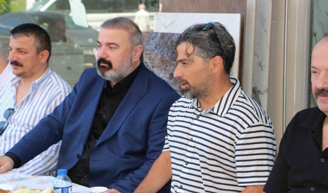 Rize’de esnaf ile Çaykur Rizespor yönetimi, futbolcularla birlikte kahvaltıda bir
