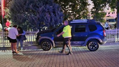 Kastamonu’nun Cide ilçesinde fenalaşan sürücü idaresindeki cip, kaldırıma çıkarak ağaca