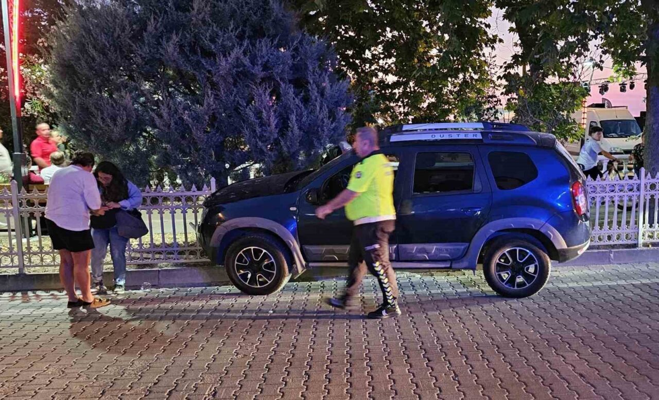 Kastamonu’nun Cide ilçesinde fenalaşan sürücü idaresindeki cip, kaldırıma çıkarak ağaca