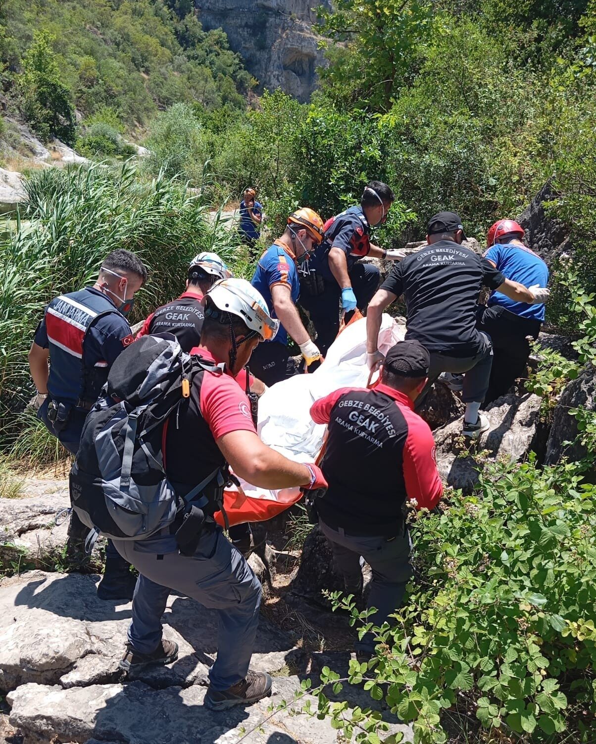 Kocaeli’nin Gebze ilçesi Ballıkayalar bölgesinde 31 yaşındaki adam ölü bulundu,