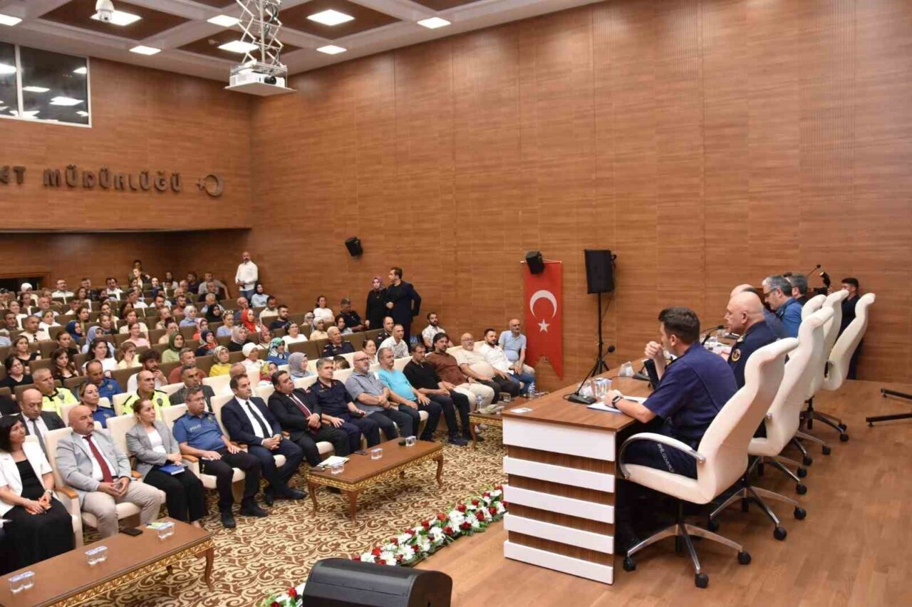 Giresun Valiliği tarafından “Giresun’un Huzuru Bilgilendirme” toplantısı, Vali Mehmet Fatih