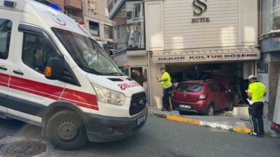 Giresun’un Kapu Mahallesi Topal Sokak’ta direksiyon hakimiyetini kaybeden sürücü bir