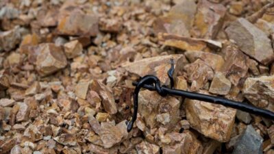 Gümüşhane’de bir fabrikaya ait tankerden sızan yaklaşık 100 litre akaryakıt,