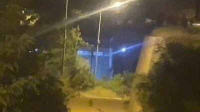 Gümüşhane’de şehir merkezine kadar inen bir ayı, vatandaşlar tarafından görüntülendi.