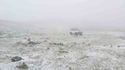 Gümüşhane’nin yüksek kesimlerine temmuz ayında yağan kar, görenleri hayrete düşürdü.