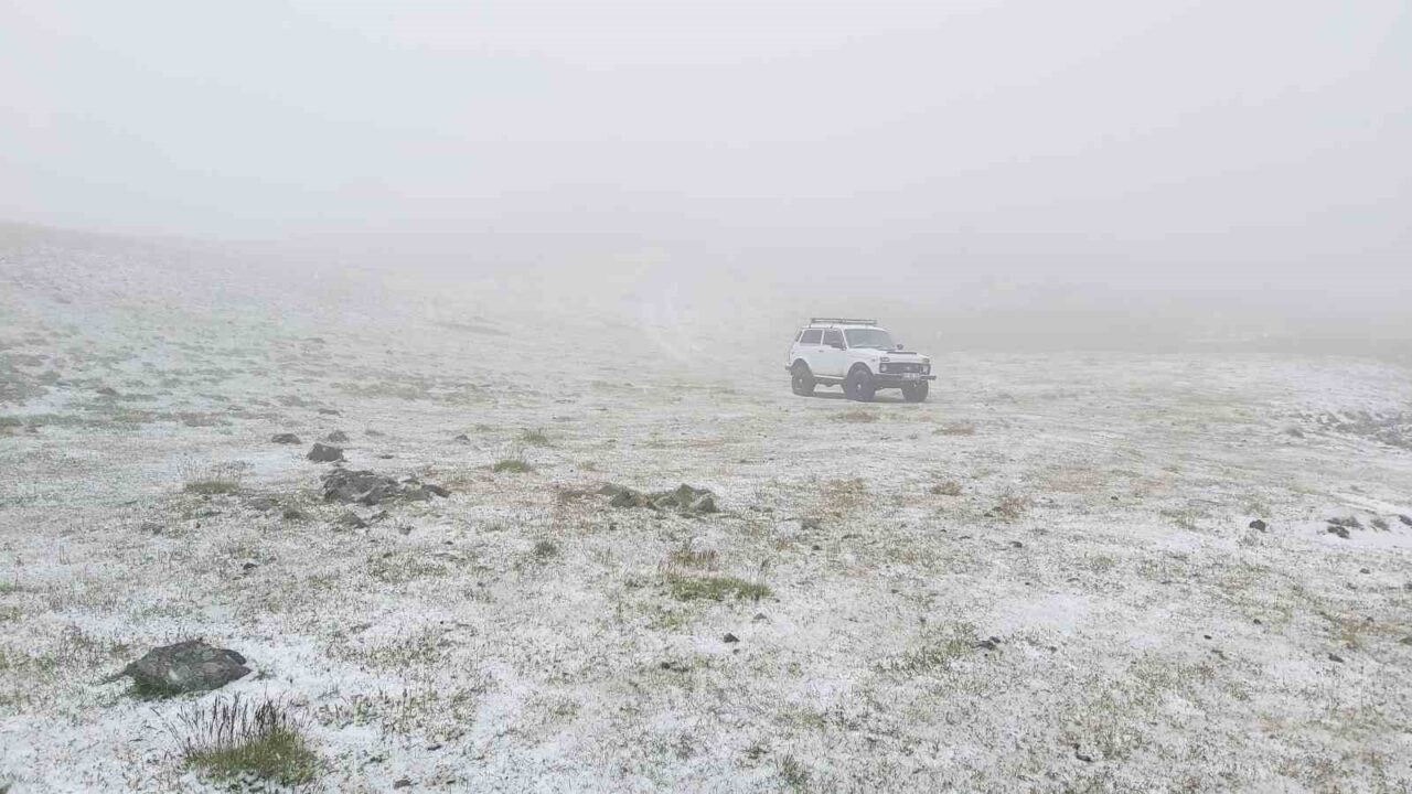 Gümüşhane’nin yüksek kesimlerine temmuz ayında yağan kar, görenleri hayrete düşürdü.