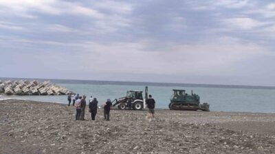 Kastamonu’nun Abana ilçesinde sahilde güneşlendiği sırada iş makinesinin altında kalarak