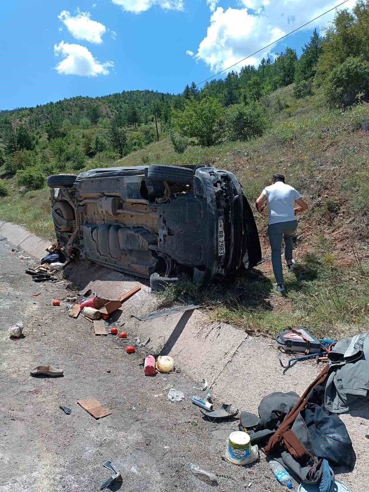 Gümüşhane’de hafif ticari aracın menfeze çarpıp takla atması sonucu aynı