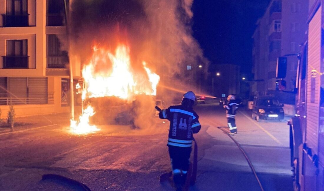 Erzurum’da park halindeki araç bir anda alev topuna dönüştü. İhbar