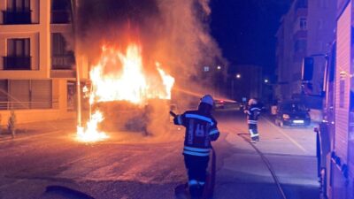 Erzurum’da park halindeki araç bir anda alev topuna dönüştü. İhbar