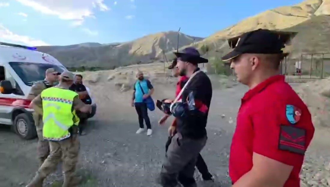 Erzincan’da rüzgar nedeniyle kontrolü kaybeden paraşütçü, yedek paraşütle Keşiş Dağları’na