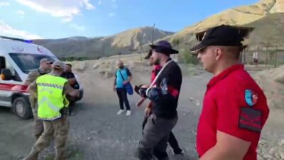 Erzincan’da rüzgar nedeniyle kontrolü kaybeden paraşütçü, yedek paraşütle Keşiş Dağları’na