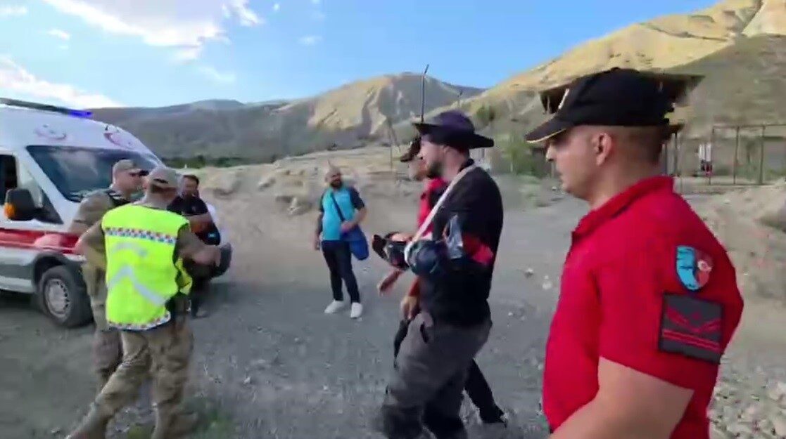 Erzincan’da rüzgar nedeniyle kontrolü kaybeden paraşütçü, yedek paraşütle Keşiş Dağları’na
