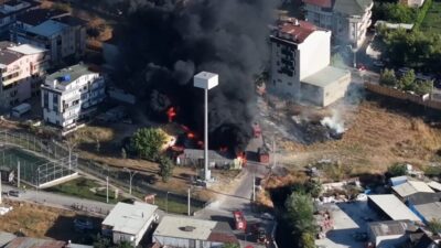 Kocaeli’nin Darıca ilçesinde hurda deposunda çıkan yangın, bitişiğindeki plastik kalıp