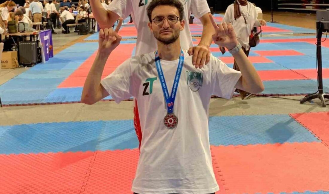 İzmir’de düzenlenen Türkiye Kick Boks şampiyonasında iki kardeşin biri Türkiye