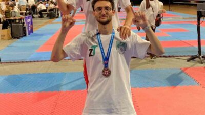 İzmir’de düzenlenen Türkiye Kick Boks şampiyonasında iki kardeşin biri Türkiye