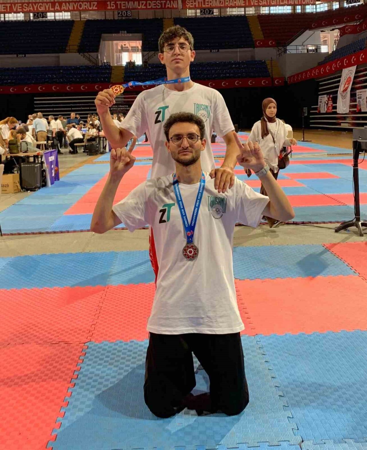 İzmir’de düzenlenen Türkiye Kick Boks şampiyonasında iki kardeşin biri Türkiye