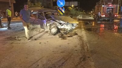 Sivas’ta iki otomobilin kafa kafaya çarpıştığı kazada 1’i ağır 2