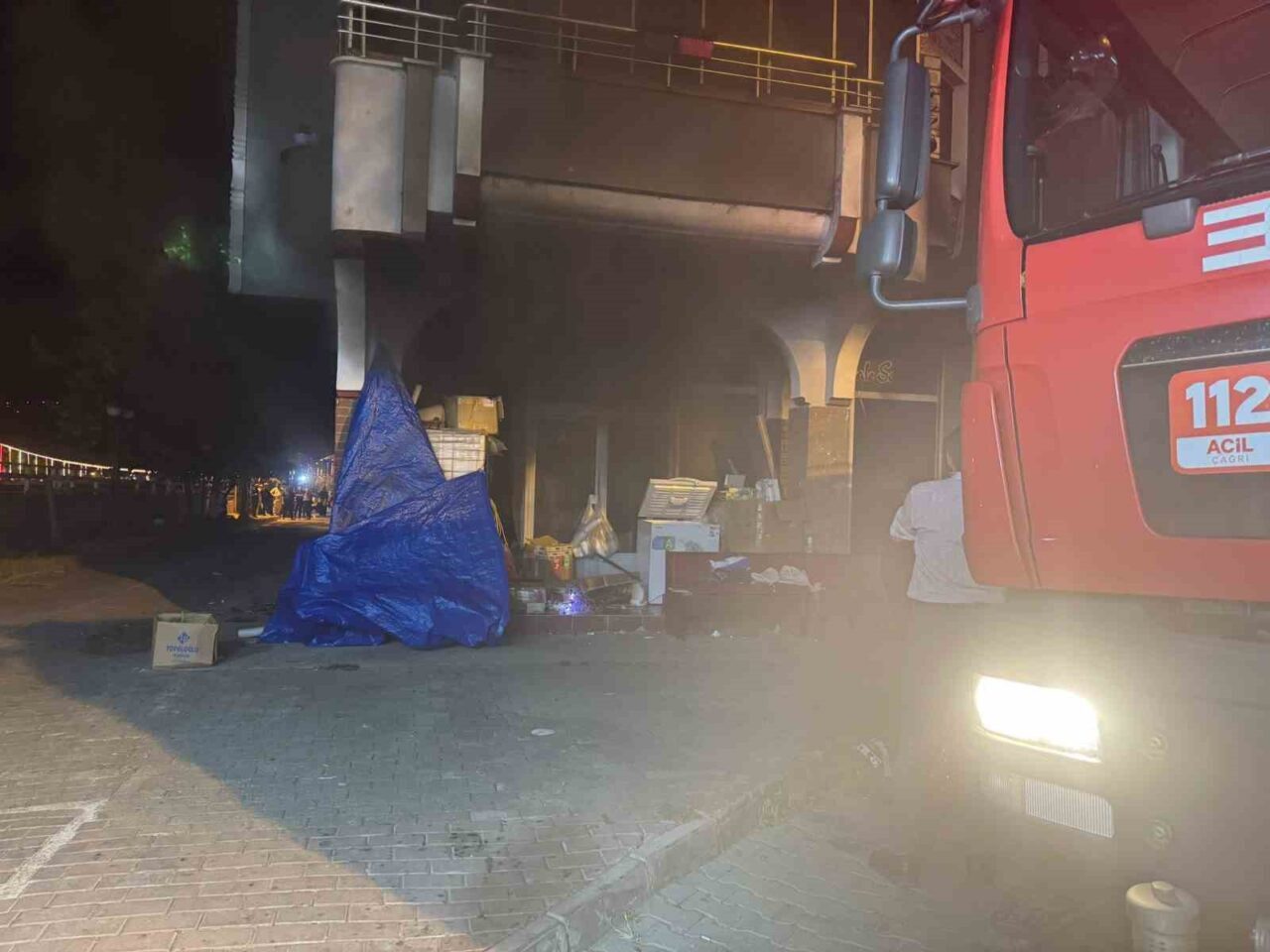 Zonguldak’ın Devrek ilçesinde boya malzemeleri satışı yapılan bir showroomda yangın