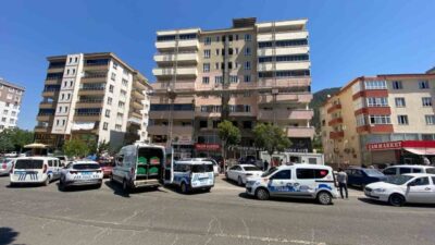 Kahramanmaraş’ta orta hasarlı binanın dış cephe tadilatı sırasında 4. kattaki