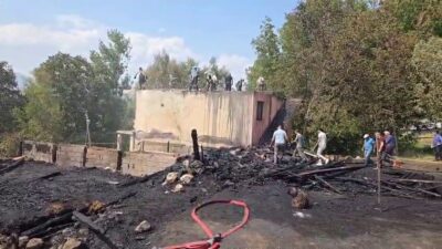 Erzurum’un İspir ilçesinde çıkan yangında 3 ev ve 2 ahır