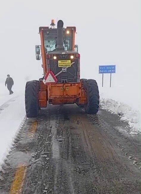 Erzurum’un ispir ilçesi Ovit tüneli bölgesinde kar yağışı nedeniyle yol