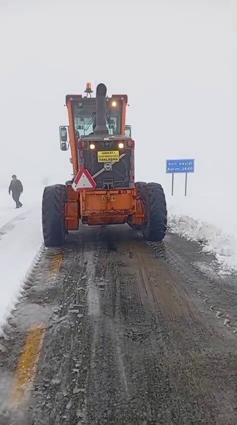 Erzurum’un ispir ilçesi Ovit tüneli bölgesinde kar yağışı nedeniyle yol
