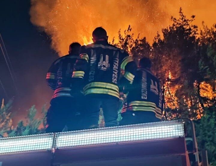 İşte Erzurum itfaiyesinin kahramanları Erzurum Büyükşehir Belediyesi İtfaiye Daire Başkanlığı, Hatay’daki yangınları söndürmek için