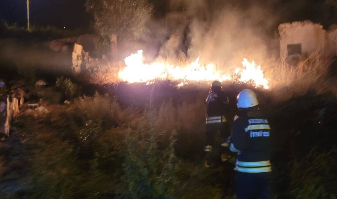 Erzurum’da çıkan anız yangınına itfaiye ekipleri zamanında müdahale ederek çevreye
