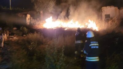Erzurum’da çıkan anız yangınına itfaiye ekipleri zamanında müdahale ederek çevreye