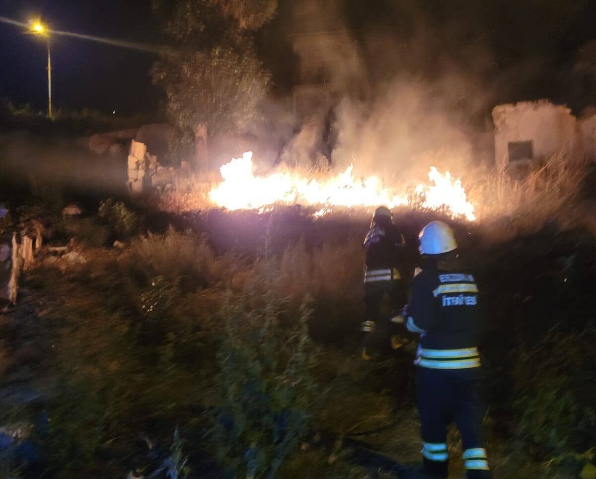 Erzurum’da çıkan anız yangınına itfaiye ekipleri zamanında müdahale ederek çevreye