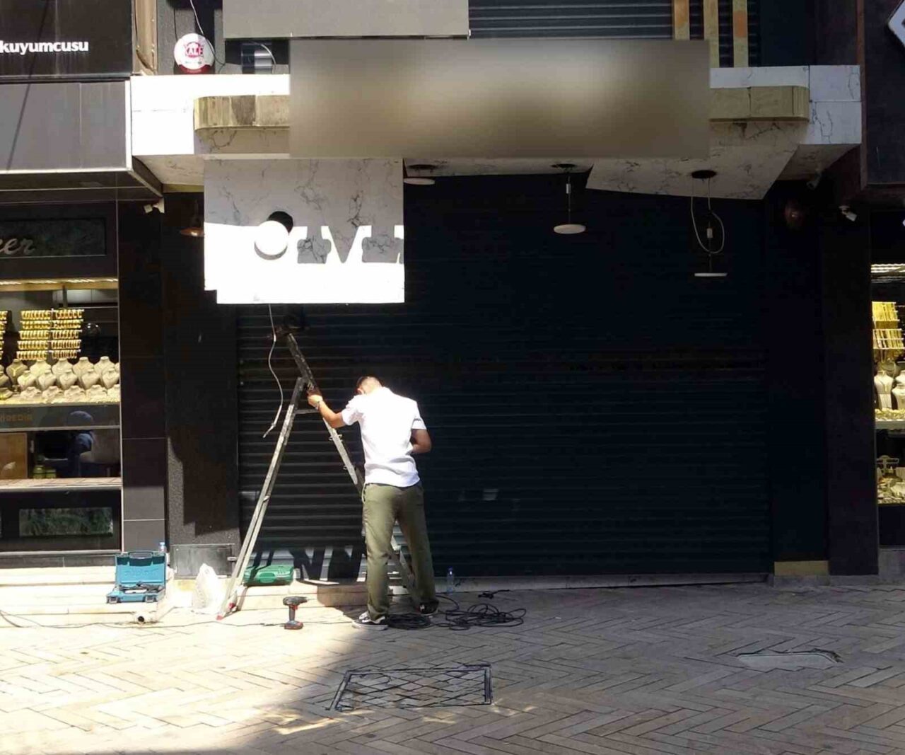 Kocaeli’nin İzmit ilçesinde milyonlarca liralık vurgun yaptığı iddia edilen kuyumcunun