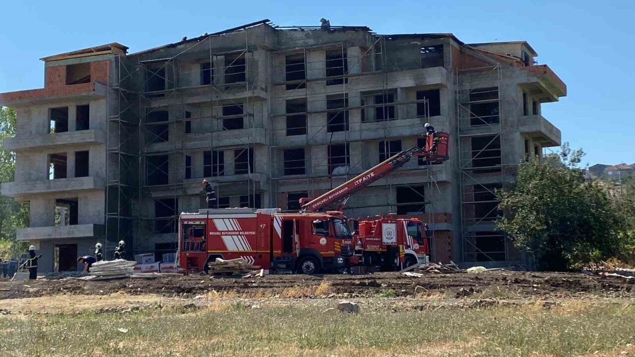Kocaeli’nin Başiskele ilçesinde 5 katlı binanın çatısında izolasyon çalışması sırasında