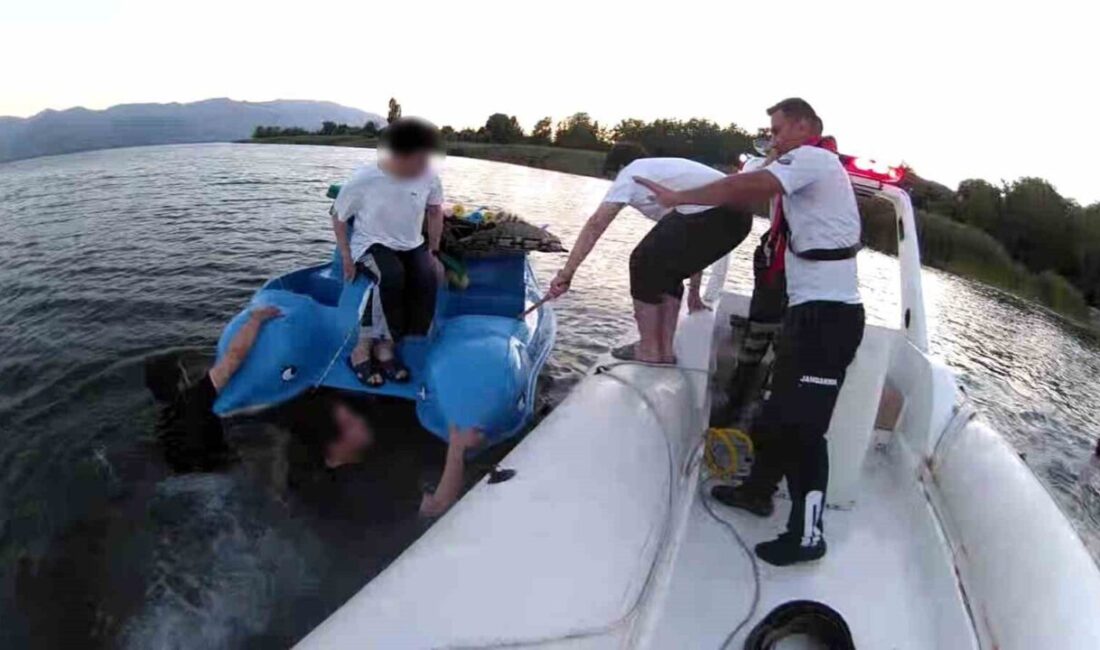Sakarya Sapanca Gölü’nde, kötü hava şartları sebebiyle zor anlar yaşayan