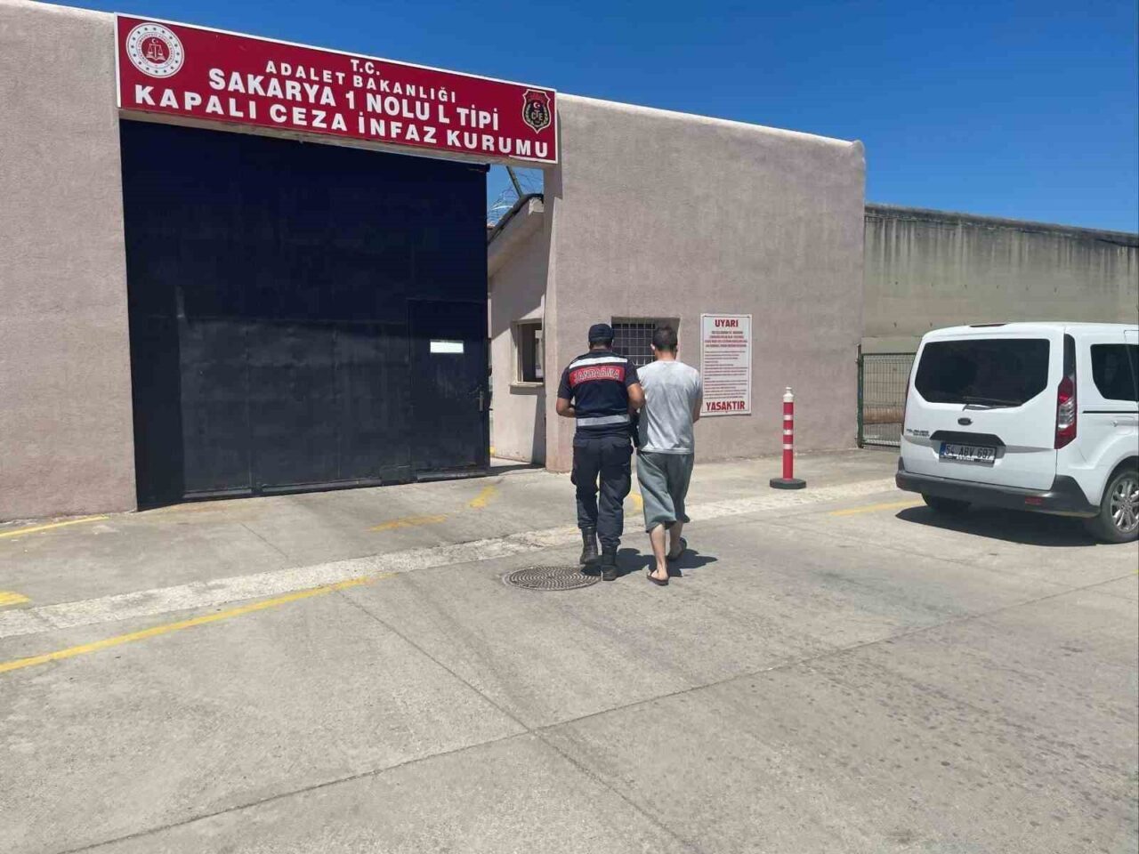 Sakarya’da Serdivan ve Erenler ilçesinde jandarma ekiplerince yapılan uyuşturucu operasyonunda