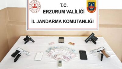 Erzurum’da jandarma ekipleri yaptıkları operasyonda dört adet tabanca ve bunlara