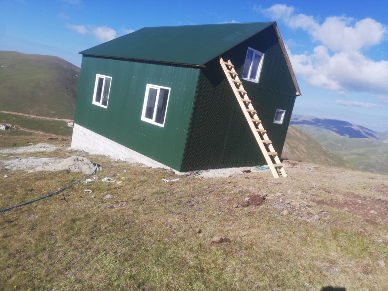 Trabzon ile Gümüşhane sınırlarında bulunan Kadırga Yaylası’nda kaçak olduğu belirtilen